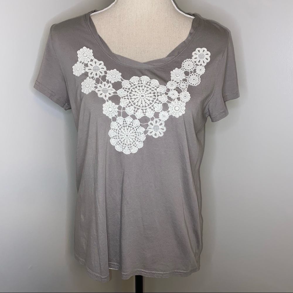 Garnet Hill taupe gray crochet applique short sleeve tee shirt size Medium